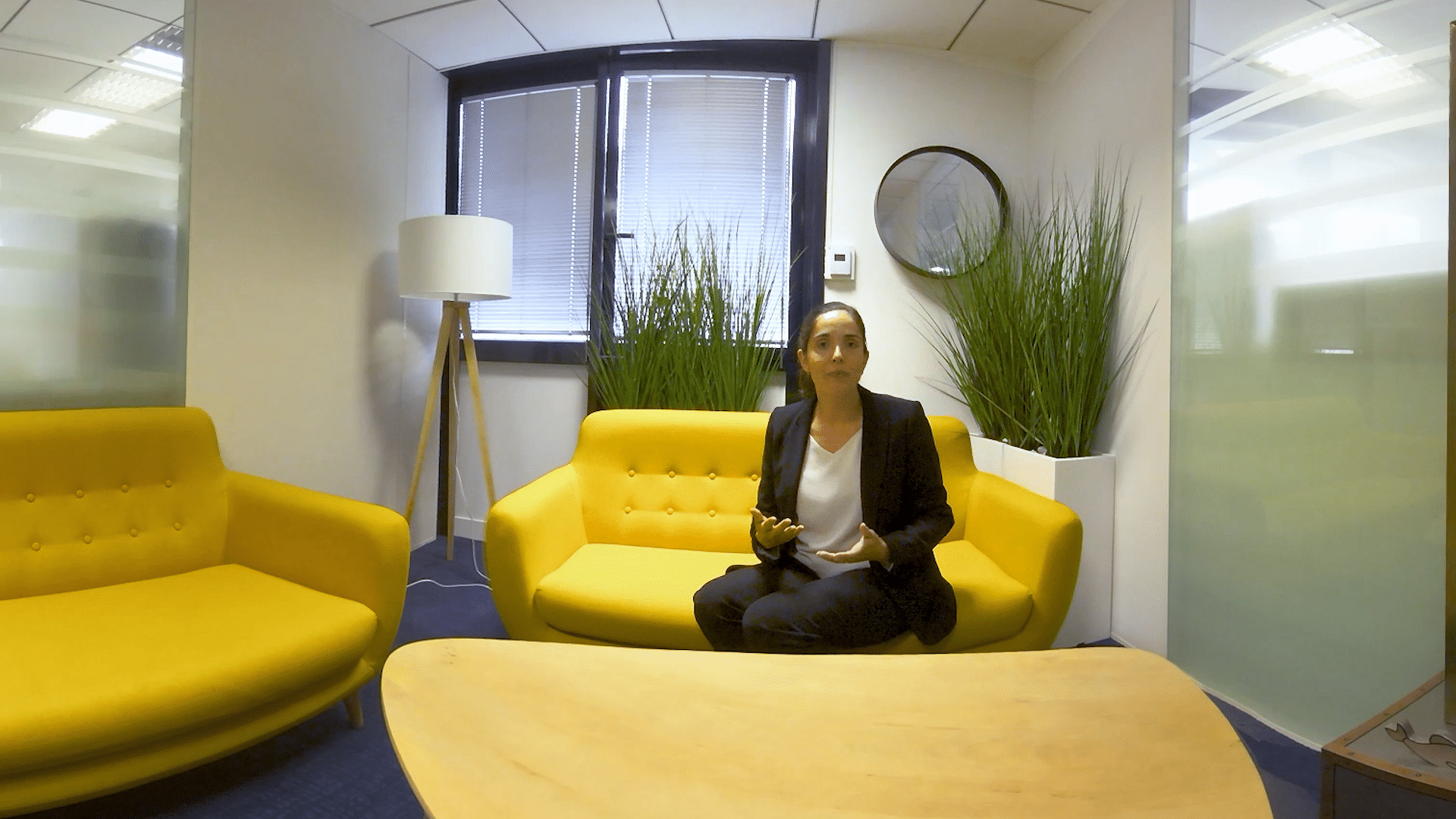 Femme assise sur un canapé jaune