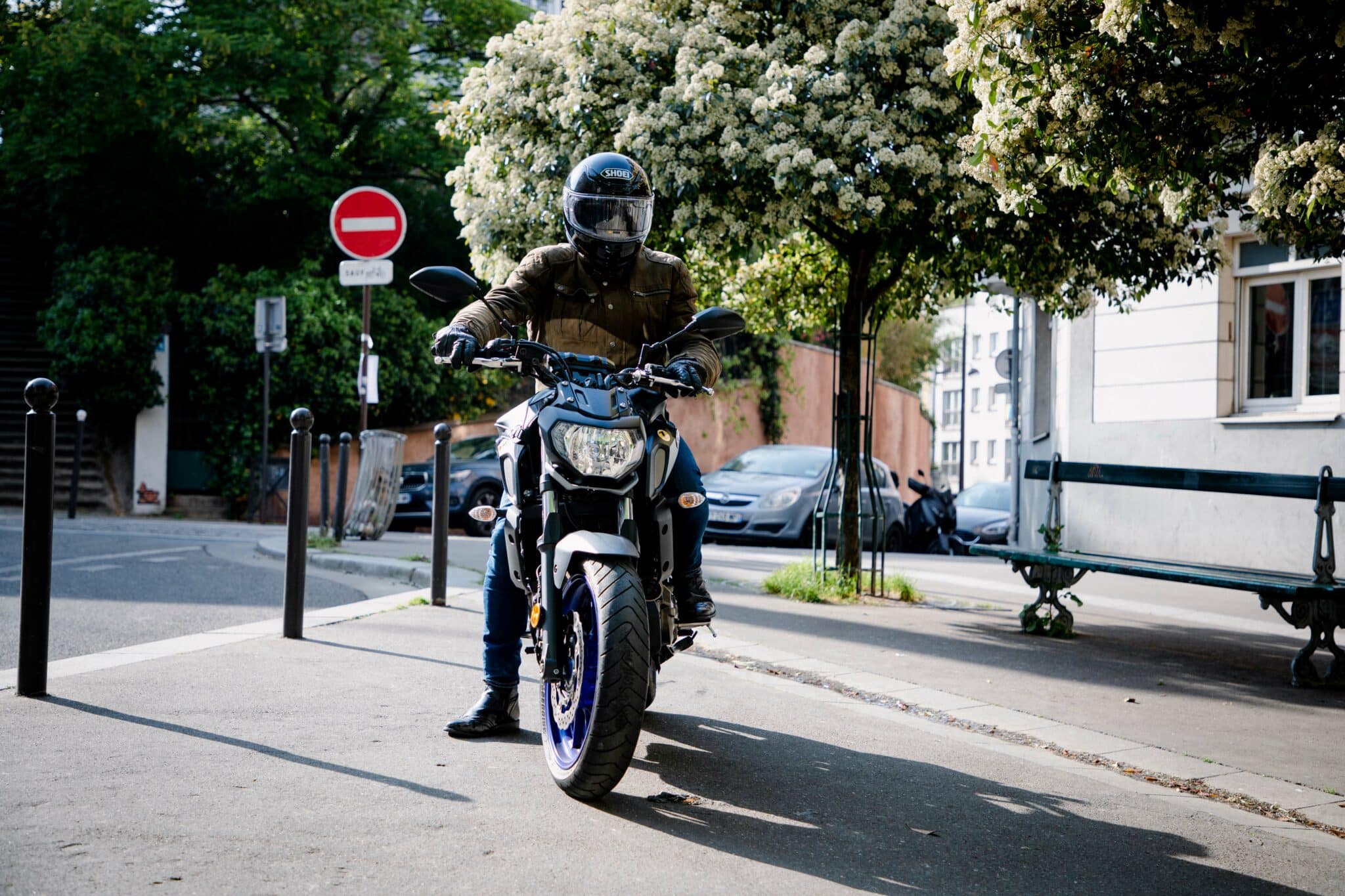 homme et moto dans la rue